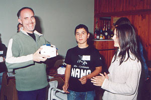 Sebasti�n Otero recibe su obserquio :: Sur Astron�mico